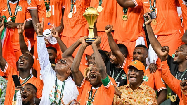 L'attaquant ivoirien numéro 15, Max-Alain Gradel, soulève le trophée de la Coupe d'Afrique des Nations sur le podium après la victoire de la Côte d'Ivoire lors de la finale de la CAN 2024 entre la Côte d'Ivoire et le Nigeria, au Stade Olympique Alassane Ouattara à Ebimpe, Abidjan, le 11 février 2024.