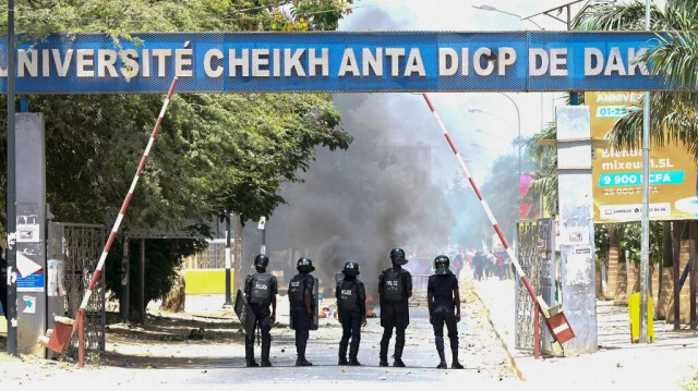 Des policiers bloquent l'entrée de l'université Cheikh Anta Diop, à Dakar, le 1er juin 2023, lors des troubles consécutifs à la condamnation de l'opposant Ousmane Sonko. 