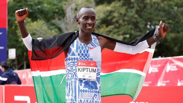 Le célèbre athlète Kényan, Kelvin Kiptum célèbre sa victoire au Bank of America Chicago Marathon 2023 à Chicago, Illinois, dans un temps record de deux heures et 35 secondes, le 8 octobre 2023. 