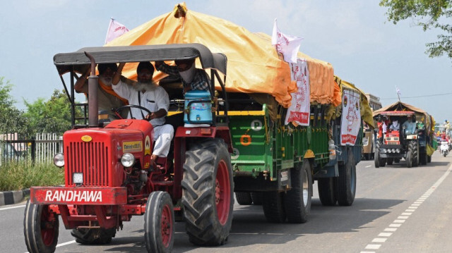 Les agriculteurs sur tracteurs se rendent à Delhi pour rejoindre la protestation contre les réformes agricoles du gouvernement central, dans la ville de Beas, dans l'État indien du Pendjab, le 12 février 2024.