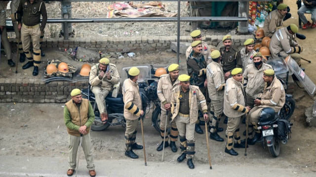 Le personnel de sécurité garde près d'un barrage routier lors d'une grève nationale appelée par des agriculteurs, à la frontière de l'État de Ghazipur New Delhi-Uttar Pradesh, en Inde le 13 février 2024. 