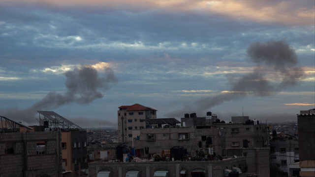 Des volutes de fumée s'élèvent pendant les bombardements israéliens au-dessus de Rafah, dans le sud de la bande de Gaza, le 13 février 2024.