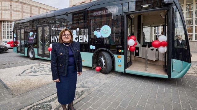 Gaziantep Büyükşehir Belediyesi, toplu taşımada kullanacağı ilk hidrojenli otobüsü tanıttı.