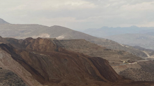 Une vue de la zone du glissement de terrain entourant la mine d'or dans le district d'Ilic à Erzincan, Turkiye, le 13 février 2024.