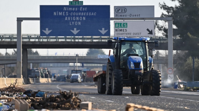 Les agriculteurs français manifestant sur l'autoroute A9 à Nîmes, dans le sud de la France, le 29 janvier 2024.