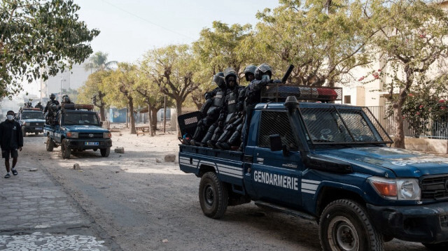 Des gendarmes conduisent leur véhicule après des affrontements avec des manifestants en marge d'une manifestation contre le report à la dernière minute des élections présidentielles, à Dakar, au Sénégal, le 9 février 2024. 