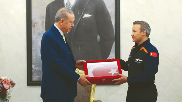 Cumhurbaşkanı Erdoğan, Türkiye'nin insanlı ilk uzay misyonunu başarıyla tamamlayarak yurda dönen astronot Alper Gezeravcı'yı kabul etti.
