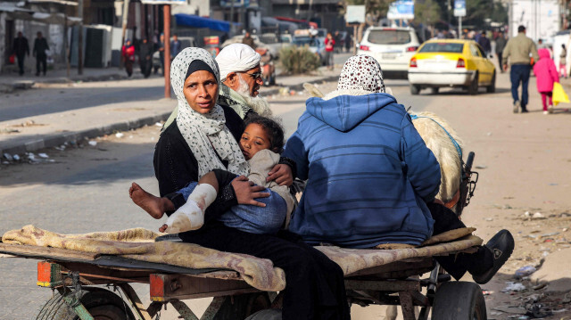 Une femme palestinienne tient sa fille blessée alors qu'elles se dirigent vers une clinique à Rafah, dans le sud de la bande de Gaza, le 12 février 2024.