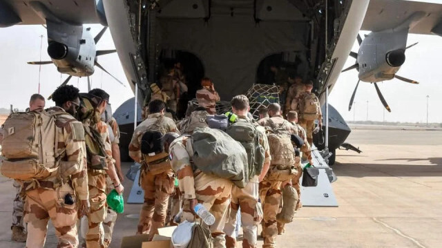 Les derniers militaires français quittant le Niger, le 22 décembre 2023, après plus d'une décennie de présence militaire.