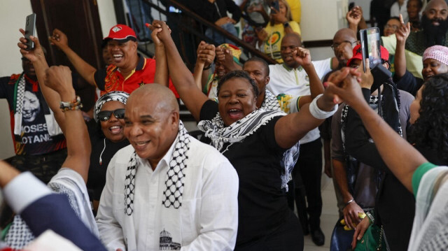 Des partisans pro-palestiniens se réjouissent après avoir vu la Cour internationale de justice (CIJ) rendre sa décision à la suite de l'audience de l'affaire contre Israël intentée par l'Afrique du Sud à La Haye, à l'ambassade de Palestine à Pretoria, le 26 janvier 2024.