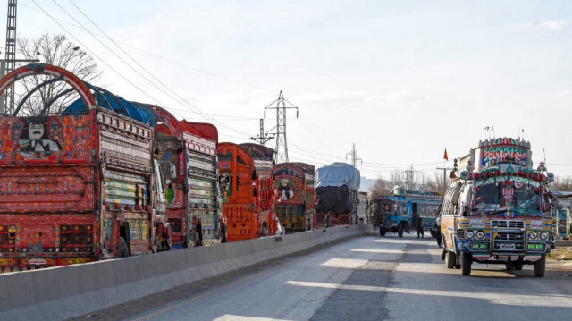 Des camions en route vers l'Afghanistan, le Pendjab et Khyber Pakhtunkhwa attendent sur l'autoroute Quetta-Chaman alors que les partisans du parti Pakistan Tehreek-e-Insaf (PTI) de Khan bloquent la route pour protester contre la fausseté présumée des résultats des élections nationales du Pakistan, à Quetta le 12 février 2024.