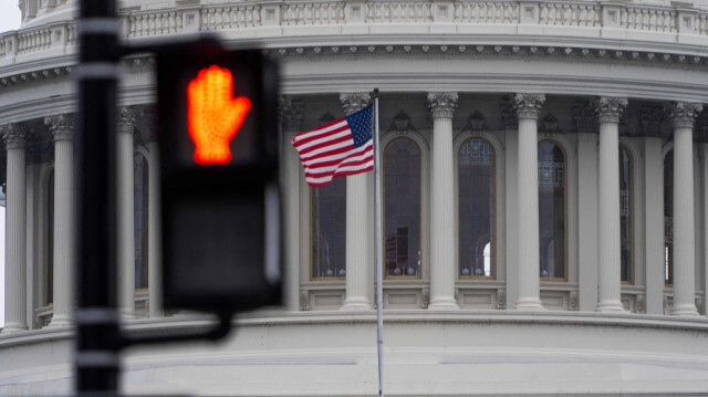 Флаг США развевается на ветру, когда Сенат в течение выходных работает над законопроектом об иностранной помощи на сумму 95,3 миллиарда долларов в поддержку Украины и Израиля в Капитолии в Вашингтоне, округ Колумбия, США, 11 февраля 2024 года. 
