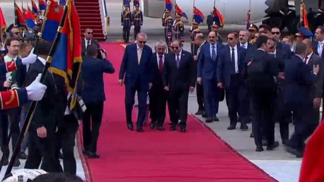 Cumhurbaşkanı Erdoğan, Sisi tarafından karşılandı. 