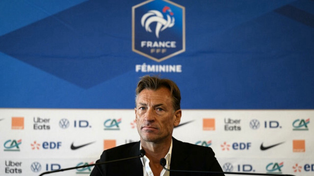 L'entraîneur-chef de la France, Herve Renard, participe à une conférence de presse le 14 février 2024 à l'hôtel de ville de Lyon, pour annoncer la liste des joueuses sélectionnées de l'équipe nationale de France pour les quatre derniers de la compétition de football de la Ligue des Nations féminines de l'UEFA.