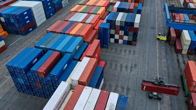 Des conteneurs au terminal portuaire maritime DIT Duisburg Intermodal Terminal au port de Duisburg, dans l'ouest de l'Allemagne.