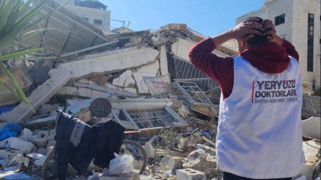 Yeryüzü Doktorları Derneği'nin Gazze'deki kliniği İsrail ordusunun saldırılarında yıkıldı.