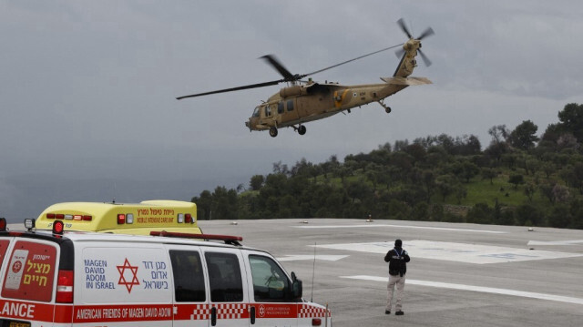 Un hélicoptère militaire transporte une personne blessée dans une attaque à la roquette tirée depuis le sud du Liban, à Safed, dans le nord d'Israël, 14 février 2024.