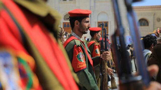 Les forces fidèles aux rebelles houthis du Yémen participent à une cérémonie funéraire pour des combattants tués lors des récentes frappes dirigées par les États-Unis, dans la mosquée Al-Saleh de Sanaa le 10 février 2024.