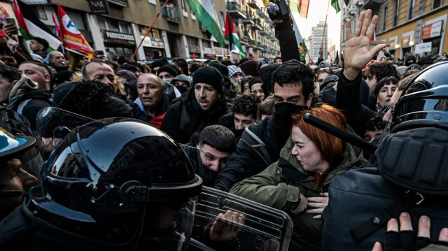 Intervention de la police lors d'une manifestation pro-palestinienne, le 27 janvier 2024 à Milan, en Italie.