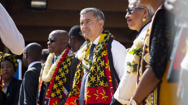 Le ministre français de l'Intérieur et de l'Outre-mer Gerald Darmanin (2e à droite) et le maire de Mamoudzou Ambdilwahedou Soumaila (3e à gauche) sur la place de la République lors d'une visite à Mamoudzou, sur l'île de Mayotte dans l'océan Indien, le 24 juin 2023. 