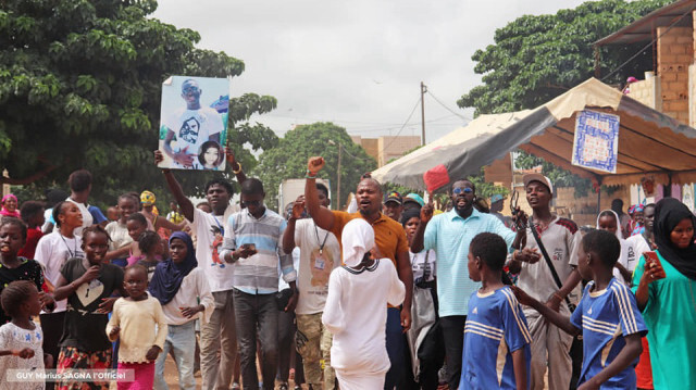 Le député de l'opposition, membre du parti PASTEF d'Ousmane Sonko, Guy Marius Sagna, rend visite aux familles de prisonniers politiques à Dakar, au Sénégal.