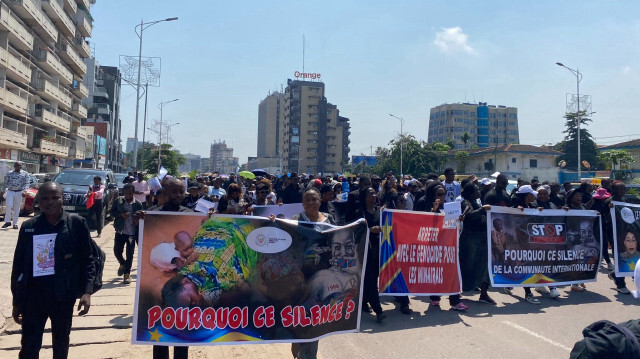 Plusieurs centaines de femmes congolaises ont manifesté mercredi 14 février à Kinshasa pour dire "stop à la guerre dans l'est de la RDC !", où les combats se sont intensifiés ces derniers jours entre les forces gouvernementales et la rébellion du M23.