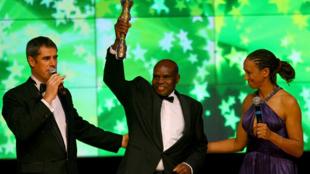 L'ancien athlète kenyan Henry Rono (C) tient le prix de l'inspiration lors du gala de l'Association internationale des fédérations d'athlétisme (IAAF) à Monaco le 23 novembre 2008.