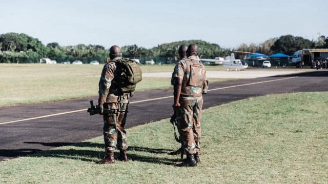 Des membres de la Force de défense nationale sud-africaine (SANDF) se préparent à décoller en hélicoptère pour une mission du Centre de recherche et de sauvetage à Durban, le 19 avril 2022. 