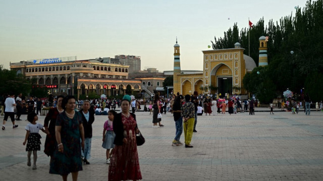 Des Ouïghours à l'extérieur de la mosquée Id Kah dans la ville de Kashgar, dans la région du Xinjiang, dans le nord-ouest de la Chine.