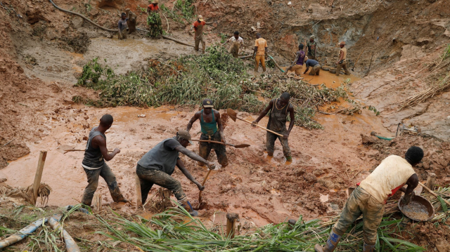 Photo montrant des orpailleurs dans un site en RDC.