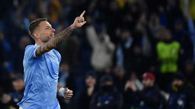 L'attaquant italien n°17 ​​de la Lazio, Ciro Immobile, salue les supporters avant de quitter le terrain lors des huitièmes de finale aller de l'UEFA Champions League entre la Lazio et le Bayern Munich au stade olympique le 14 février 2024 à Rome.