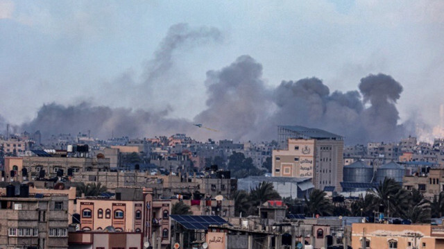 De la fumée s'élève au-dessus de Khan Younes après un bombardement israélien à Rafah dans la bande de Gaza, le 14 février 2024.