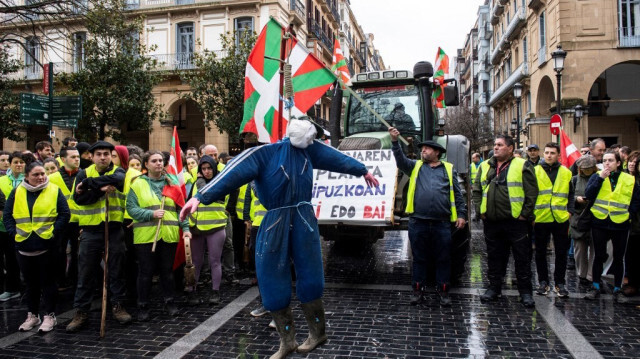 Des agriculteurs manifestent dans le centre-ville de la ville basque de Saint-Sébastien, au nord de l'Espagne, le 12 février 2024.