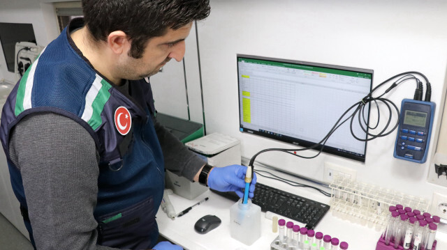 Un technicien du ministère de l'Environnement turc procédent à l'analyse d'échantillons d'eau prélevée sur le site minier d'Iliç, où un éboulement a déplacé entre 9 et 10 millions de tonnes de terre.