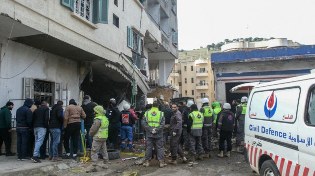 Des secouristes contrôlent un bâtiment ciblé pendant la nuit par une frappe aérienne israélienne dans la ville de Nabatieh, au sud du Liban, le 15 février 2024.