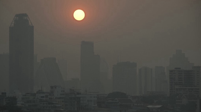 La rivière Chao Praya au milieu de niveaux élevés de pollution de l'air à Bangkok, en Thaïlande, le 15 février 2024.