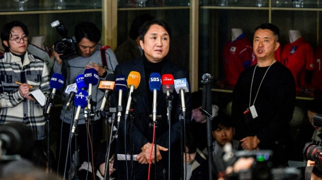 Hwangbo Kwan (au centre) du comité de l'équipe nationale de l'Association coréenne de football tient une conférence de presse à Séoul, le 15 février 2024.