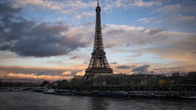La tour Eiffel le long de la Seine à Paris, le 5 décembre 2023.