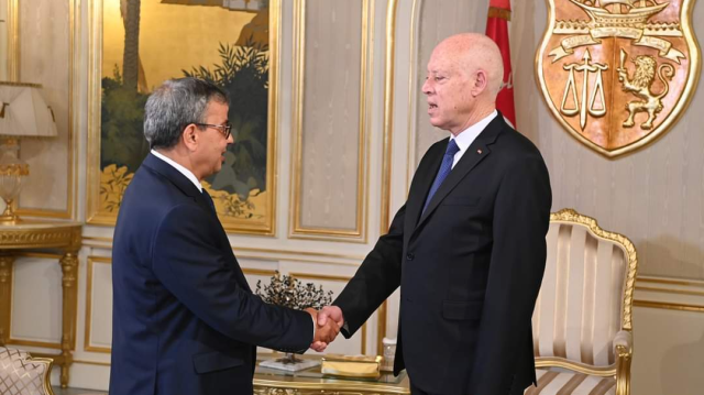 Le Président de la République tunisienne Kais Saied (à droite) saluant le nouveau Gouverneur de la Banque Centrale de Tunisie, M. Fathi Zuhair Al-Nouri (à gauche), après son investiture à la tête de l'institution, le 15 février 2024.