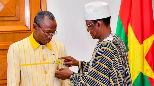 Le chef du gouvernement du Burkina Faso, Dr Apollinaire Joachimson KYELEM a reçu le vendredi 29 décembre 2023 à Ouagadougou des mains du Premier ministre malien Choguel Kokalla MAÏGA, la médaille d’officier de l’Ordre national du Mali à titre Etranger.