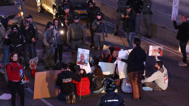 L'entité sioniste disperse les familles des otages après qu'ils ont bloqué l'autoroute Ayalon à Tel Aviv, le 10 février 2024.