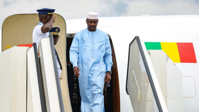 Le chef d'Etat malien, Assimi Goita, est accueilli à son arrivée à l'aéroport de Pulkovo avant le deuxième sommet Russie-Afrique, à Saint-Pétersbourg, le 26 juillet 2023. 