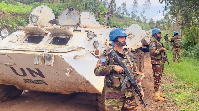 Les agents de la mission onusienne en RDC MONUSCO escortant un groupe de civils fuyant la guerre dans l'Est du pays.