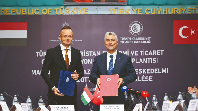 Ticaret Bakanı Ömer Bolat ile Macaristan Dışişleri ve Dış Ticaret Bakanı Peter Szijjarto arasında Budapeşte'de ekonomi iş birliği protokolü imzalandı.