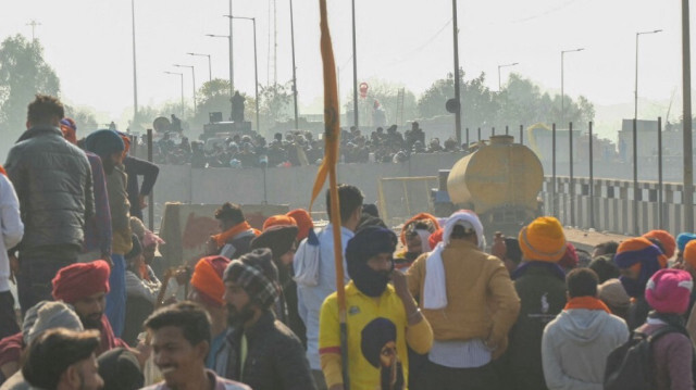 Les agriculteurs se rassemblent alors qu'ils protestent pour exiger des prix minimaux des cultures, près de la frontière de l'État du Pendjab-Haryana à Shambhu dans le district de Patiala, le 16 février 2024.