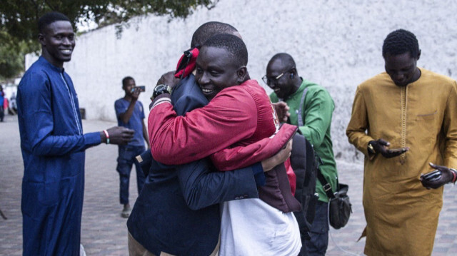 Un prisonnier détenu dans le cadre des troubles des trois dernières années salue ses amis après avoir été libéré à Dakar, au Sénégal, le 15 février 2024.