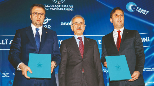 Ulaştırma Bakanı Abdulkadir Uraloğlu'nun katılımıyla, ASELSAN Genel Müdürü Ahmet Akyol (solda) ve TCDD Taşımacılık AŞ Genel Müdürü Ufuk Yalçın (sağda) arasında, sözleşme imzalandı.