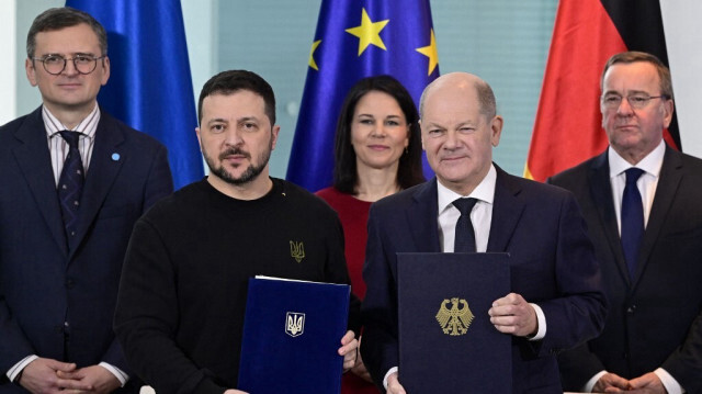 Le président ukrainien Volodymyr Zelensky et le chancelier allemand, Olaf Scholz posent après avoir signé un accord bilatéral sur les engagements en matière de sécurité et de soutien à long terme, à Berlin, le 16 février 2024.