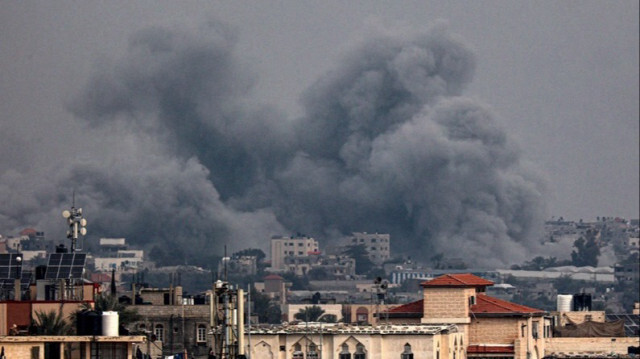 De la fumée s'éleve au-dessus de Khan Younes dans le sud de la bande de Gaza lors d'un bombardement israélien, le 18 janvier 2024.