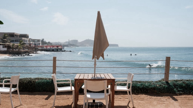 Des tables vides dans un restaurant de Dakar, le 14 février 2024. 